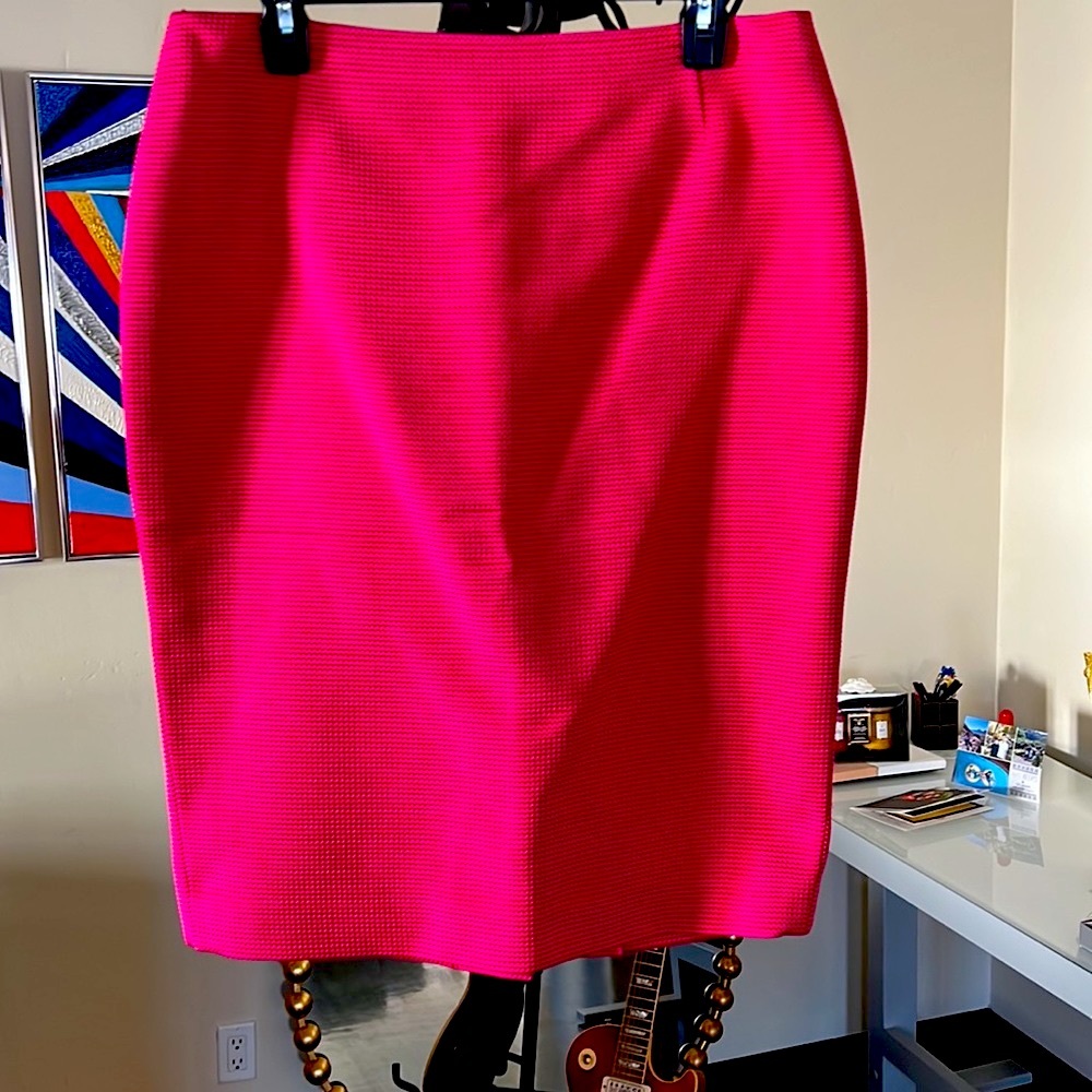 Escada beautiful classy hot pink skirt. 100% authentic in excellent condition